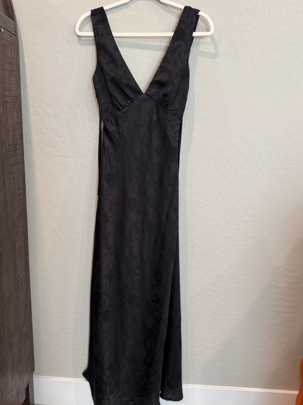 Elegant Black V-Neck Slip Dress - Picture 2 of 3